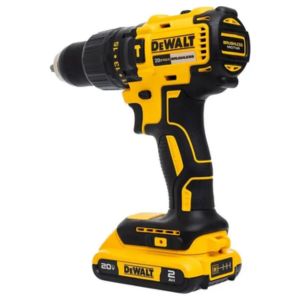 Furadeira e parafusadeira a bateria profissional amarela e preta, ferramenta elétrica sem fio DeWALT, fundo neutro, fotografia de produto em estúdio