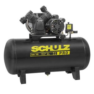 Compressor de ar profissional vermelho e azul sobre reservatório cilíndrico, equipamento industrial, fundo neutro, fotografia de produto em estúdio