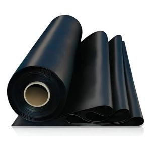 Rolo de manta de borracha isolante para vedação industrial, cor preta, fundo neutro, fotografia de produto em estúdio