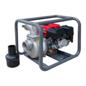 Motobomba a gasolina vermelha e preta com saída de 3 polegadas, equipamento industrial para irrigação, fundo neutro, fotografia de produto em estúdio