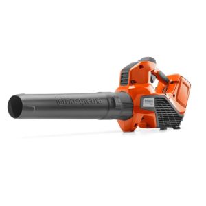 Soprador de folhas a gasolina vermelho e preto portátil, equipamento motorizado para jardinagem e limpeza, fundo neutro, fotografia de produto em estúdio