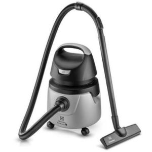 Aspirador de pó e água industrial cinza e preto com rodízios e bocal plano, equipamento de limpeza profissional Electrolux, fundo neutro, fotografia de produto em estúdio