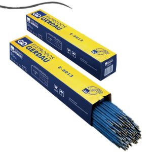 Pacote de eletrodos de solda para ferro e serralheria, hastes metálicas revestidas, fundo neutro, fotografia de produto em estúdio