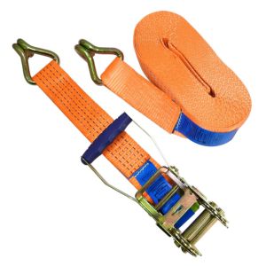 Conjunto de catraca e cinta de amarração laranja e azul para fixação de cargas, ferragem industrial, fundo branco, fotografia de produto em estúdio